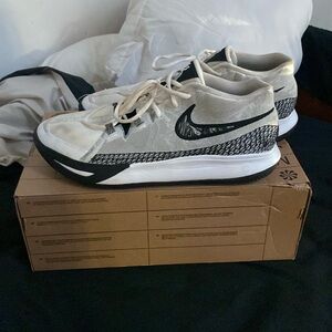 Kyrie flytrap 6